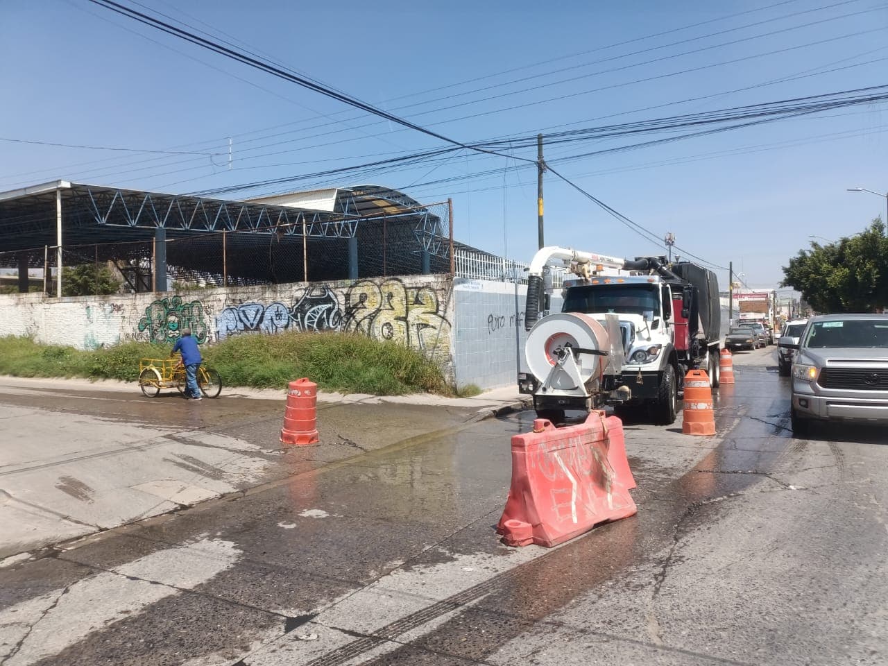 Retira Interapas más de 300 kilos de basura del drenaje en la Simón Díaz