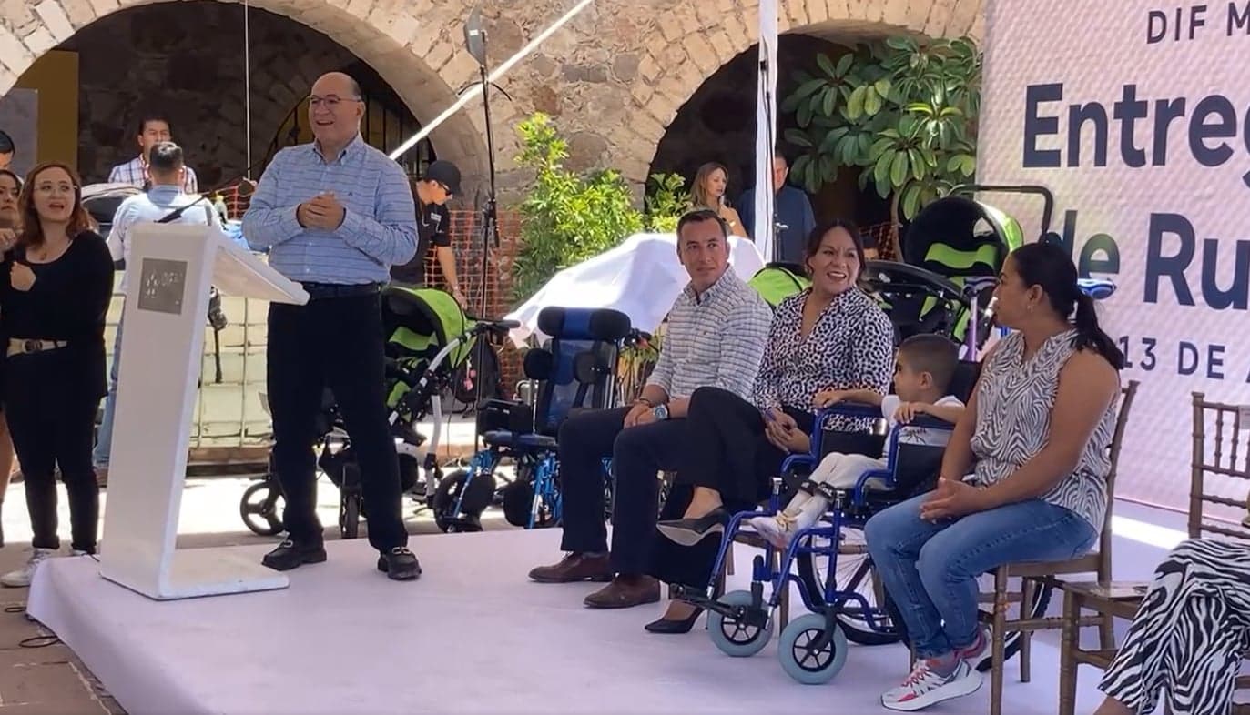 Entrega Galindo sillas de ruedas a personas con discapacidad