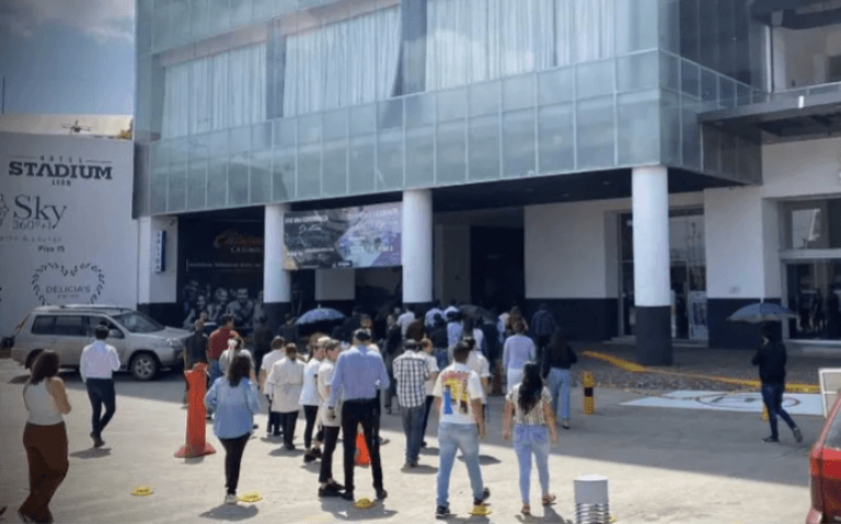 Muere mujer de 27 años al caer desde varios pisos en plaza comercial de León