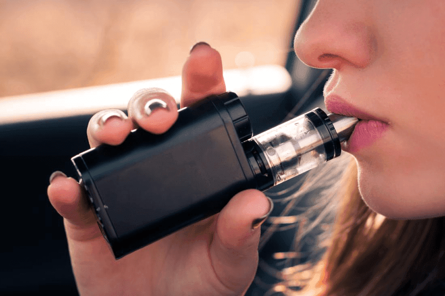 Castigará Singapur venta de vapeadores con 15 azotes y cárcel