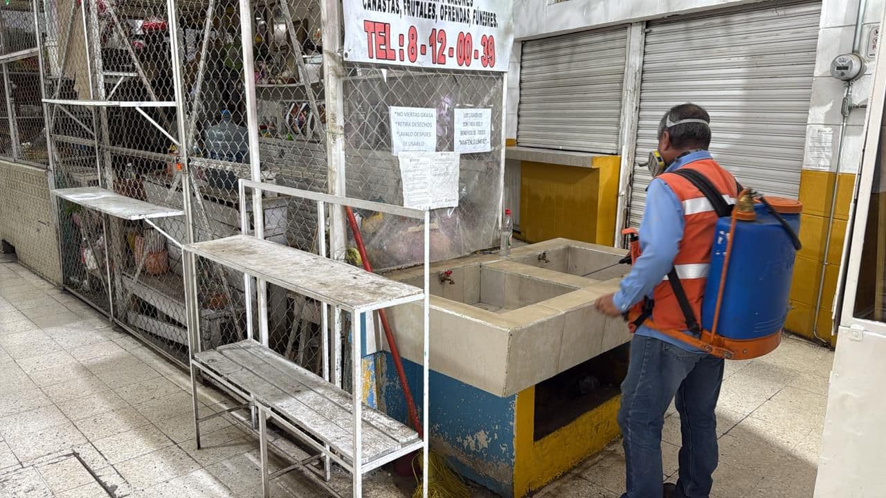 Avanza la segunda etapa de fumigación en mercados municipales