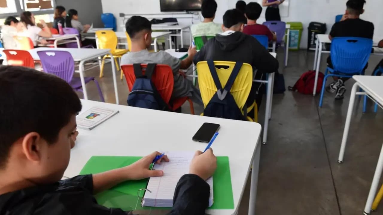 Va SEGE por restringir uso de celulares en aulas.