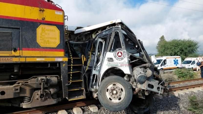 Arrolla tren a camión de pasajeros en Guanajuato