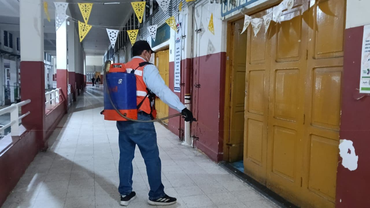Reciben fumigación mercados municipales para mayor seguridad e higiene