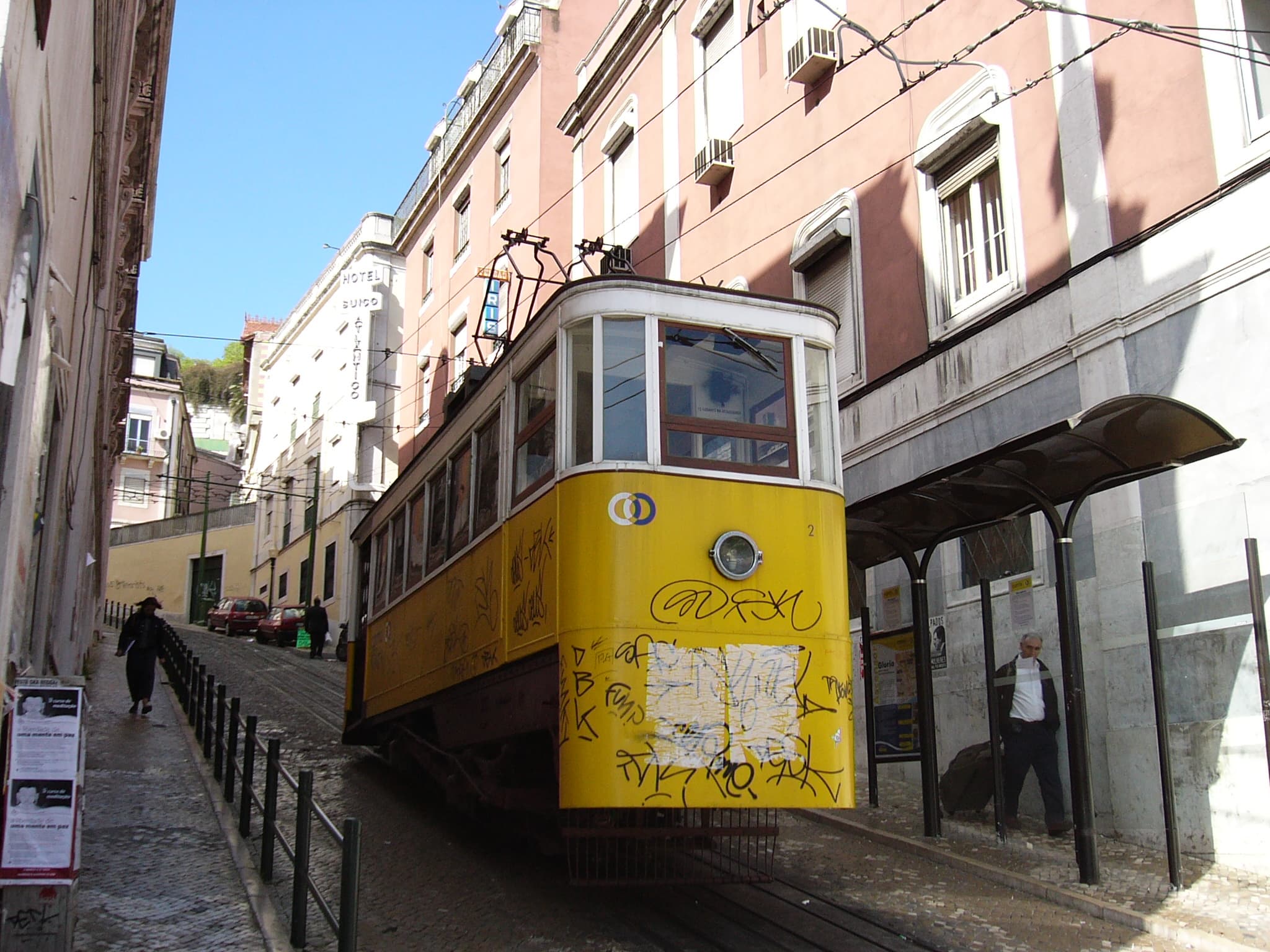 Descarrila funicular en Lisboa y deja a 15 muertos y 18 heridos