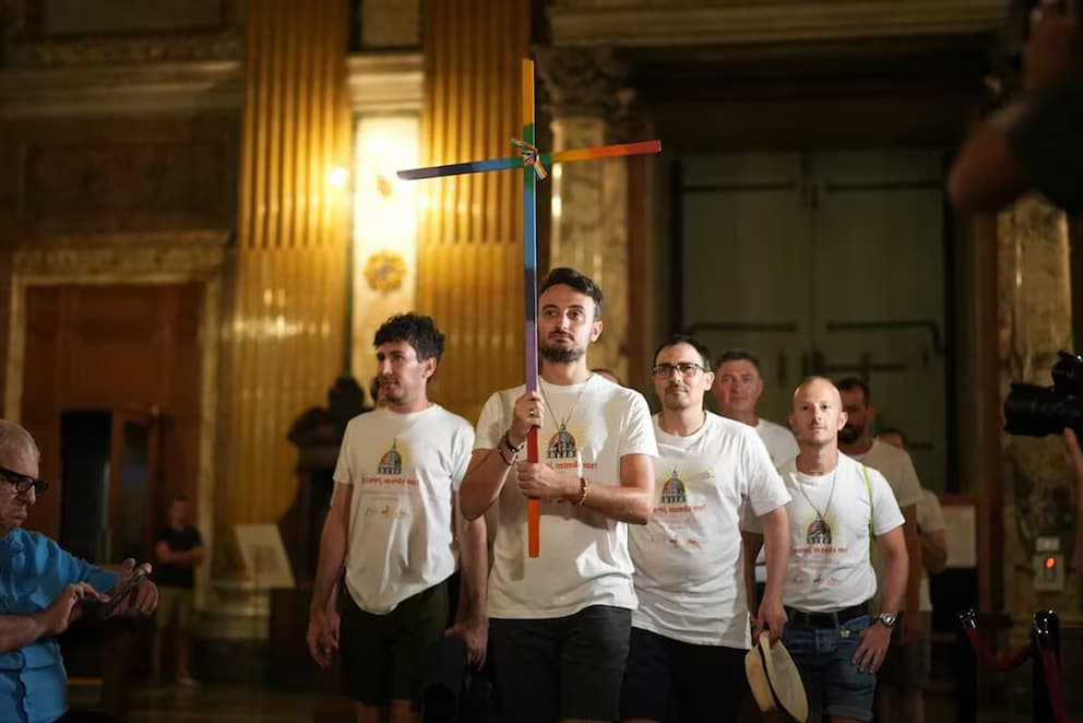 Realizan católicos de la comunidad LGBTQ+ peregrinaje al Vaticano