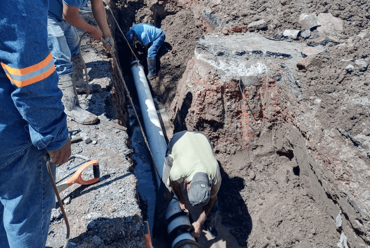 Atiende Interapas fuga en red de agua potable en Av. Morales Saucito