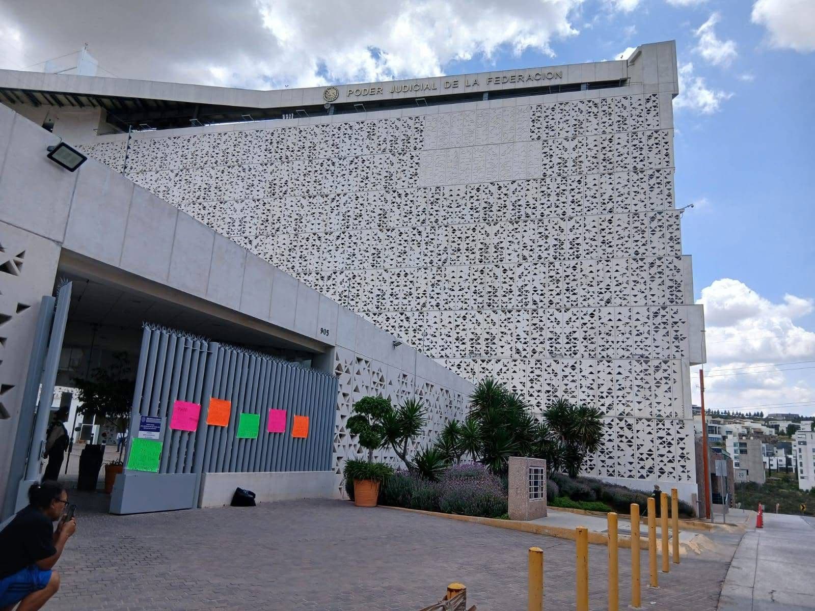 Se manifiestan víctimas a las afueras del Poder Judicial de la Federación