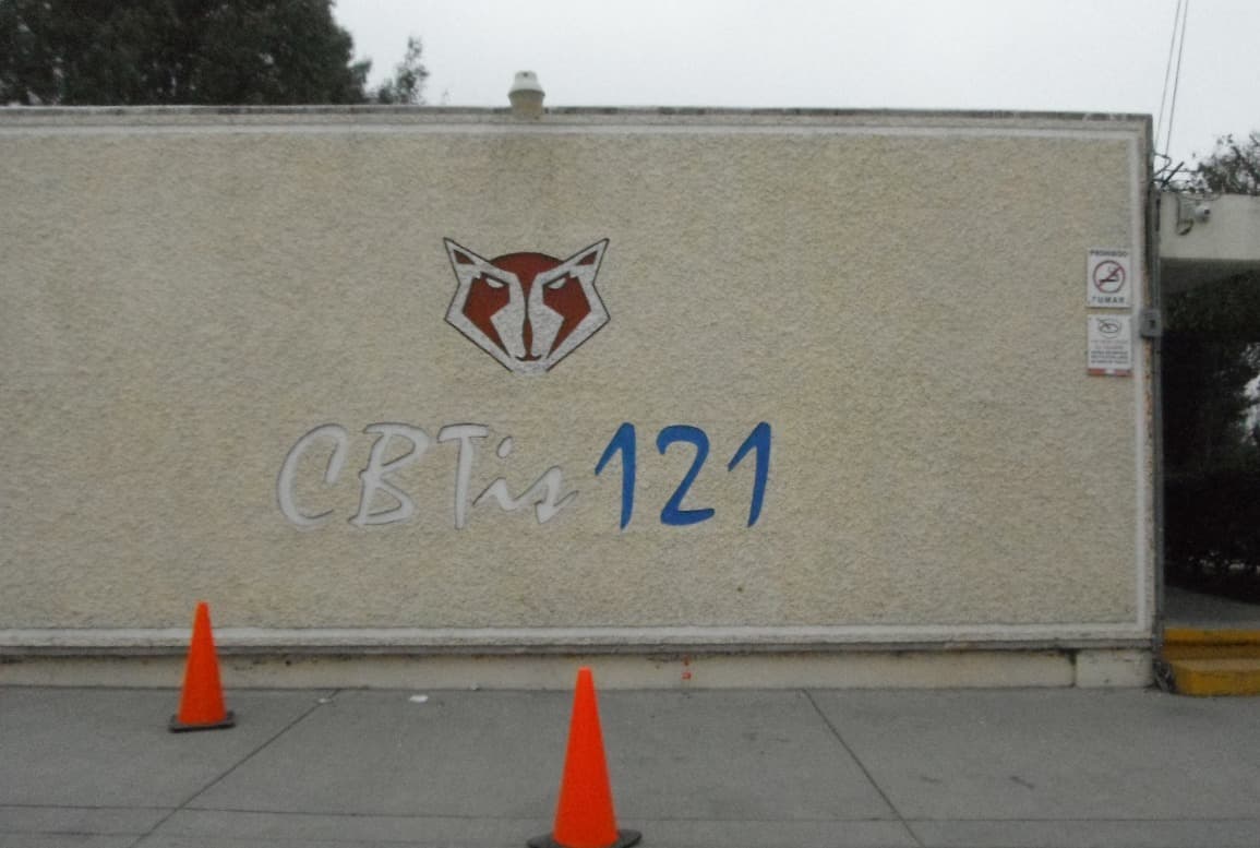 Ante falta de aula digna estudiantes del CBTis 121 toman clases en el patio