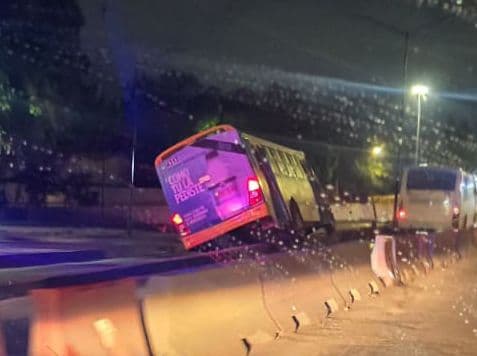 Queda atorado camión de transporte público en estructura del puente Universidad