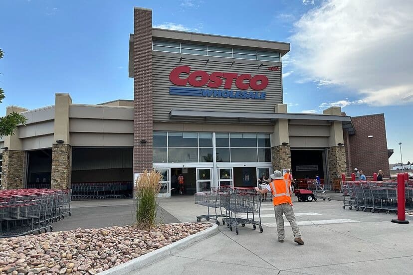 Prohíbe Donald Trump comprar en Costco a extranjeros