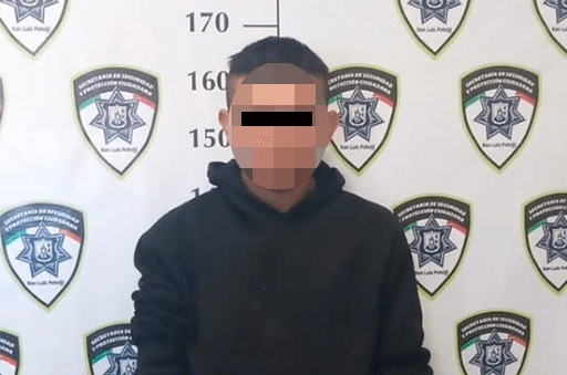 Detiene SSPC a joven que caminaba portando un cuchillo en Los Magueyes