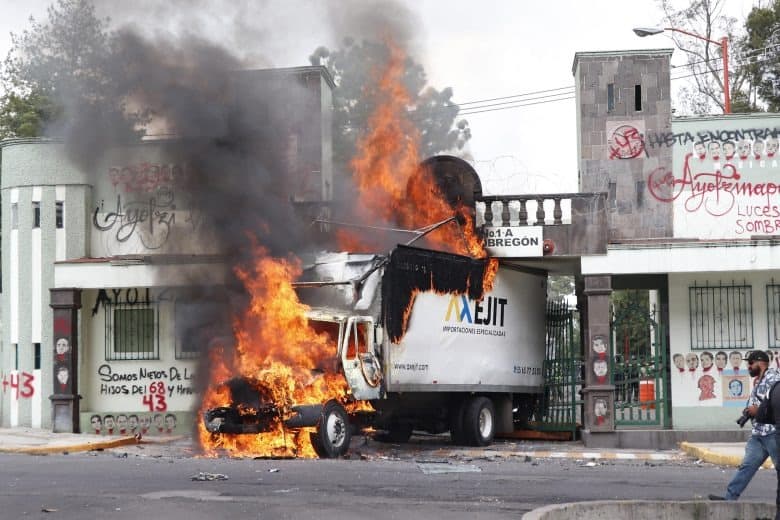 Estrellan e incendian camión en Campo Militar 1 durante protesta por Ayotzinapa