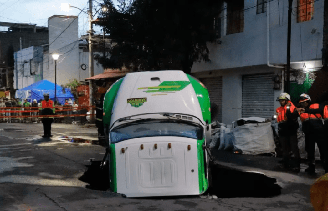 Socavón se traga un camión completo de la empresa Jarritos en la alcaldía Iztapalapa