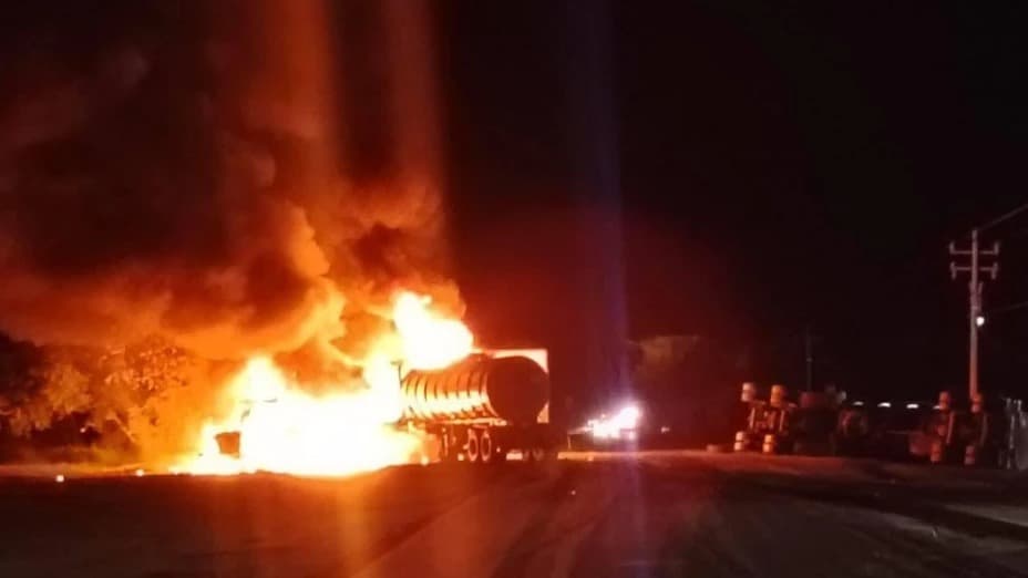 Se desata incendio en Tamaulipas tras volcadura de una pipa
