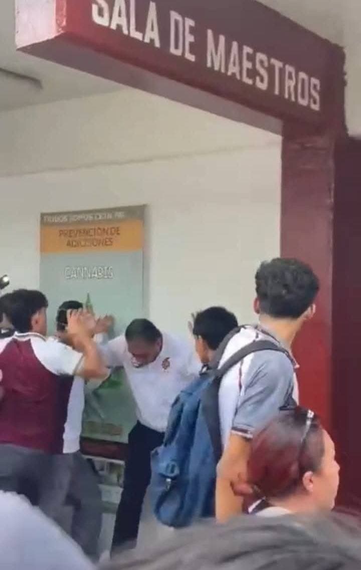 Golpean y casi linchan alumnos a directivo en Cetis de Altamira