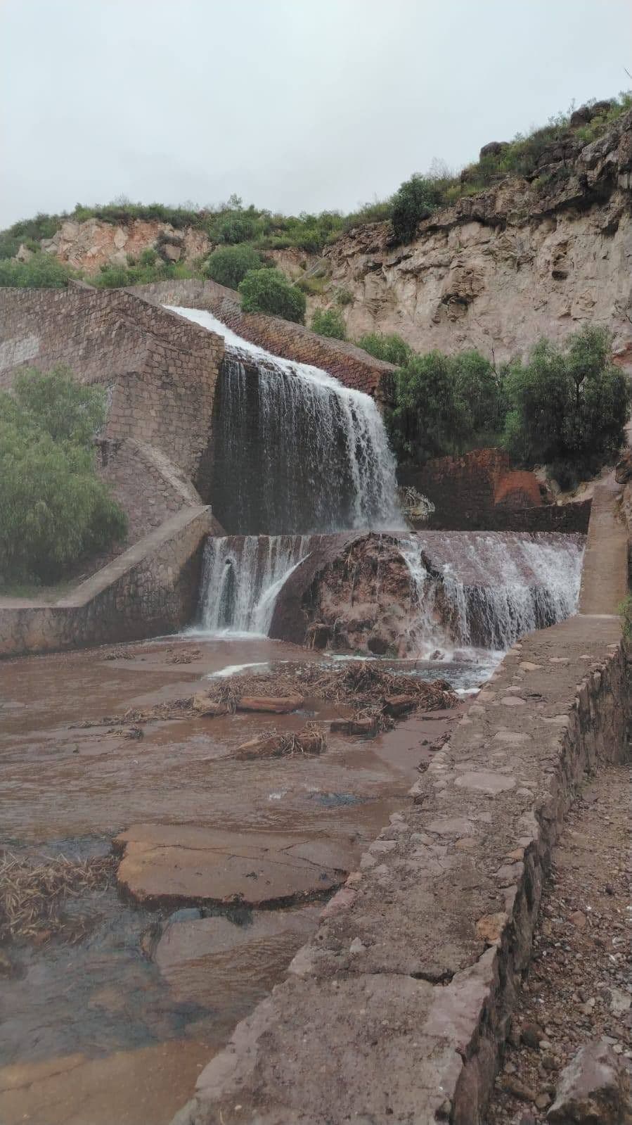 Cierran bulevar Río Santiago por desfogue en Presa de San José