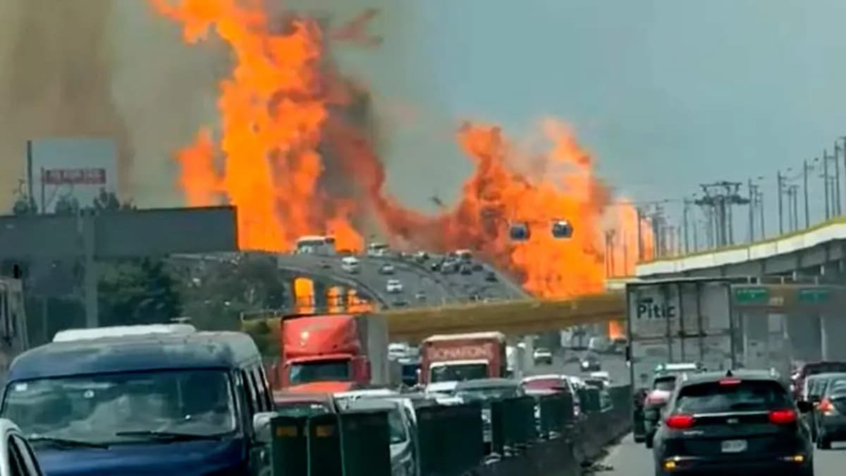 Vuelca y explota pipa de combustible en Iztapalapa