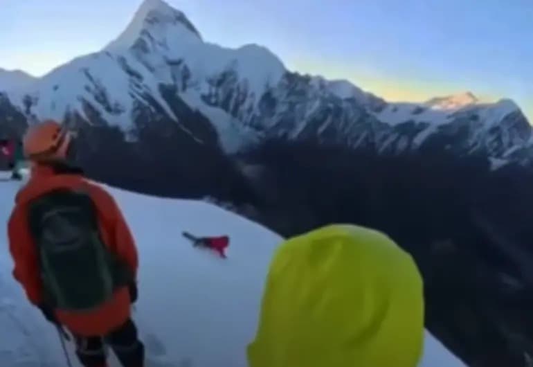 Muere alpinista tras caer cerca de 200 metros intentando tomarse una selfie
