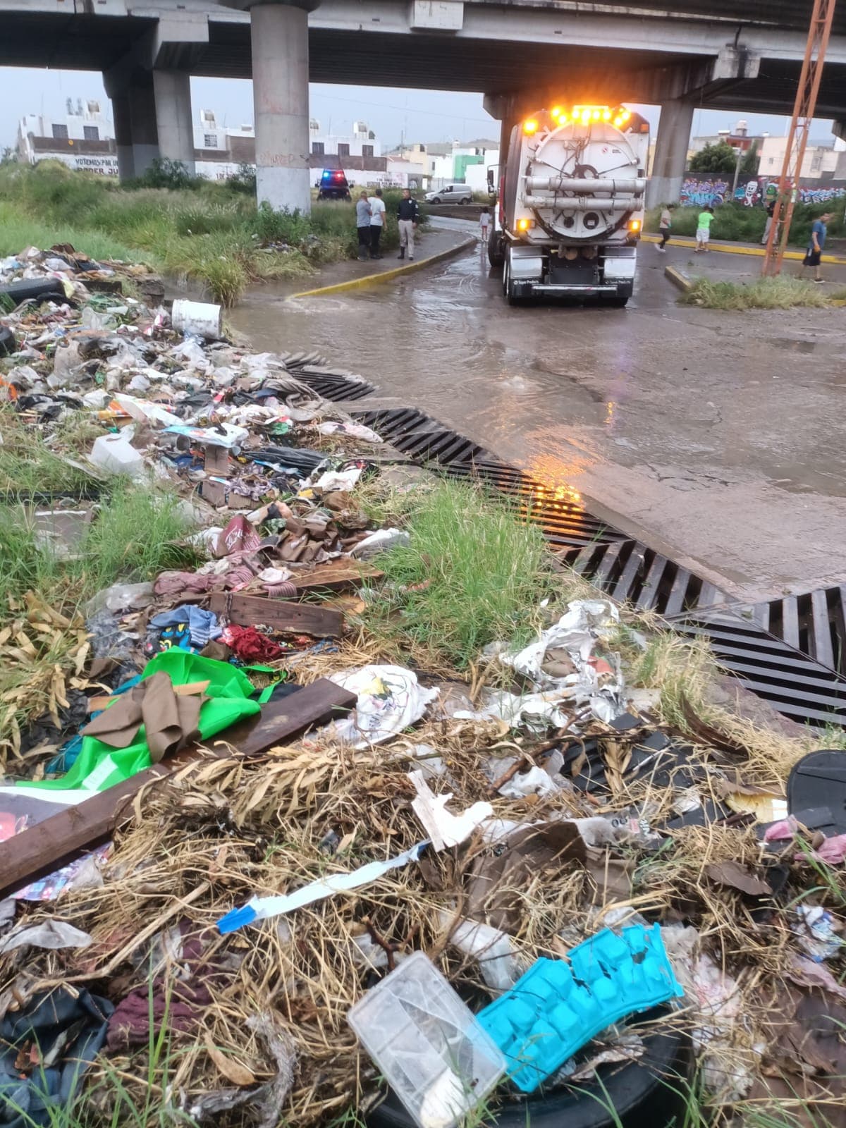 Truena coladera por exceso de basura en El Aguaje