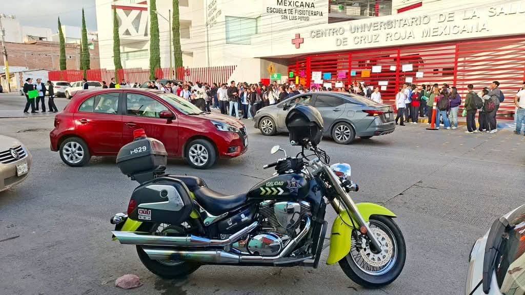 Toman estudiantes instalaciones del Centro Universitario de la Cruz Roja