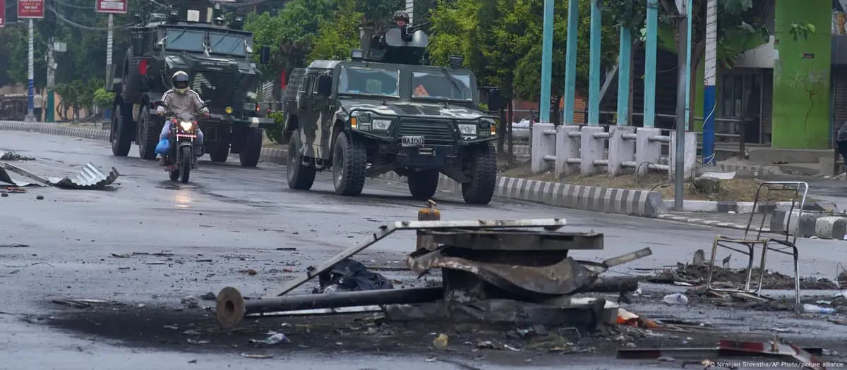 Impone toque de queda ejército en Nepal