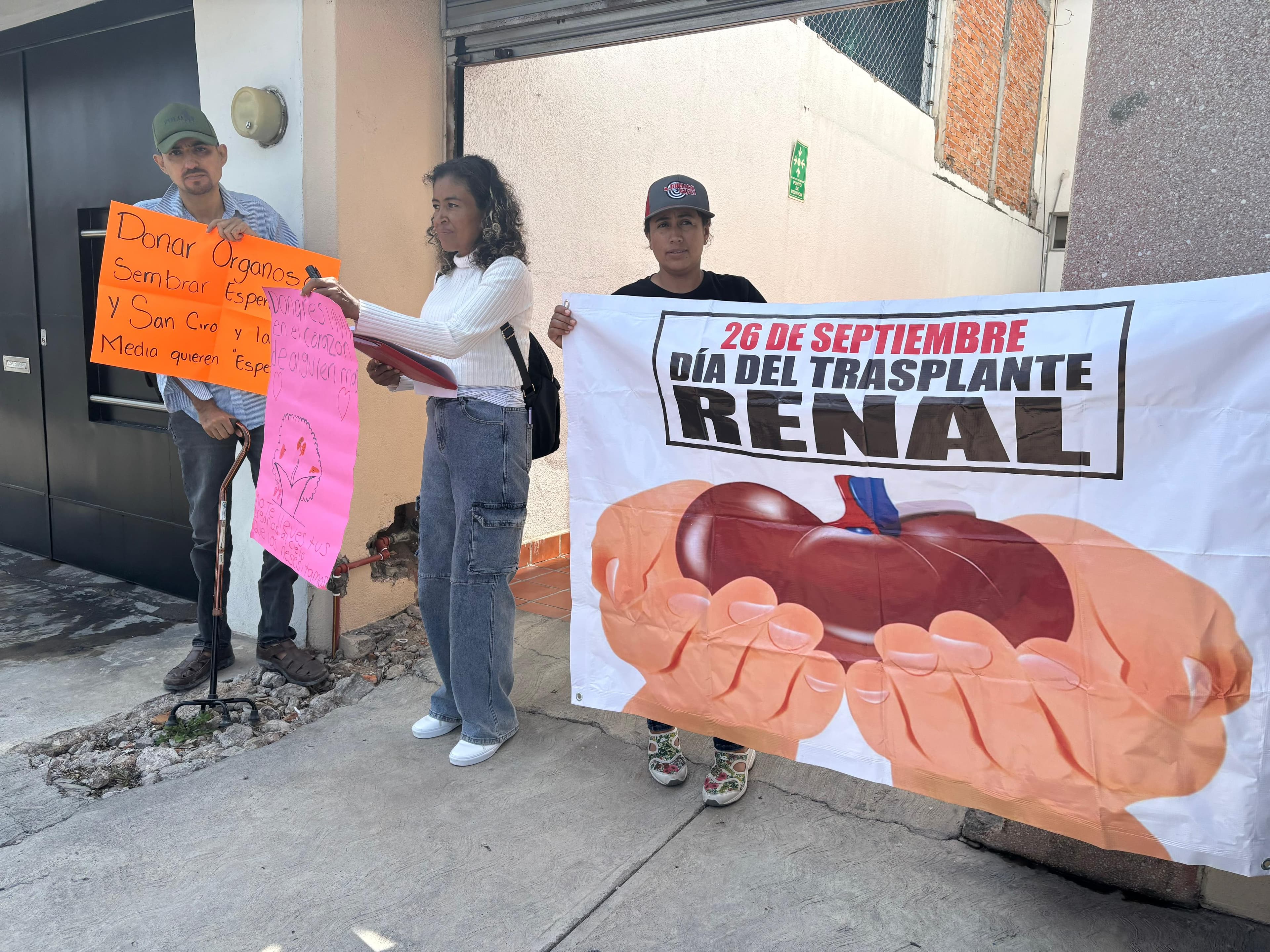 Pacientes renales protestan por cierre del área en el Centro Estatal de Trasplantes