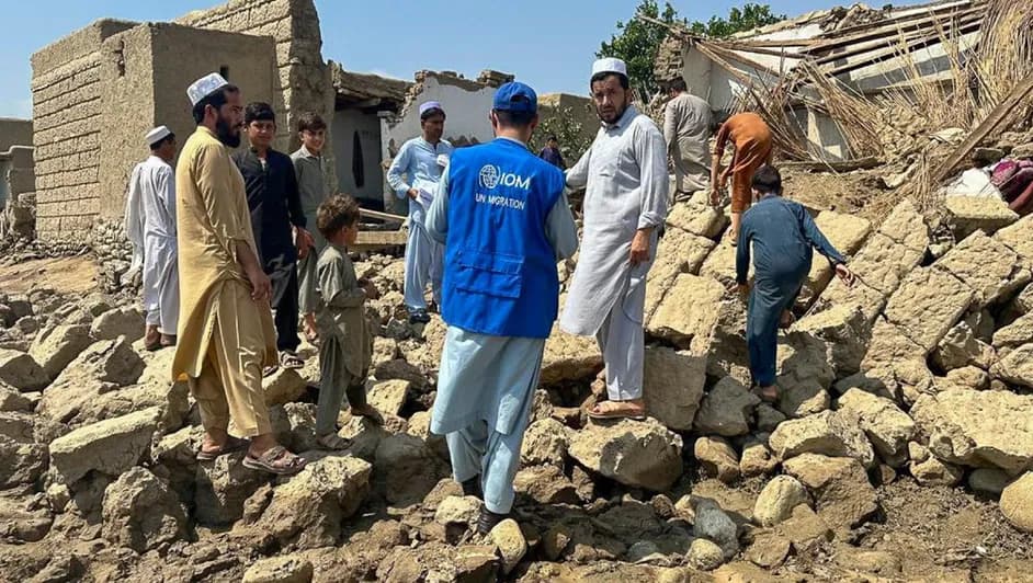 Mueren más de 800 personas en sismo en Afganistán