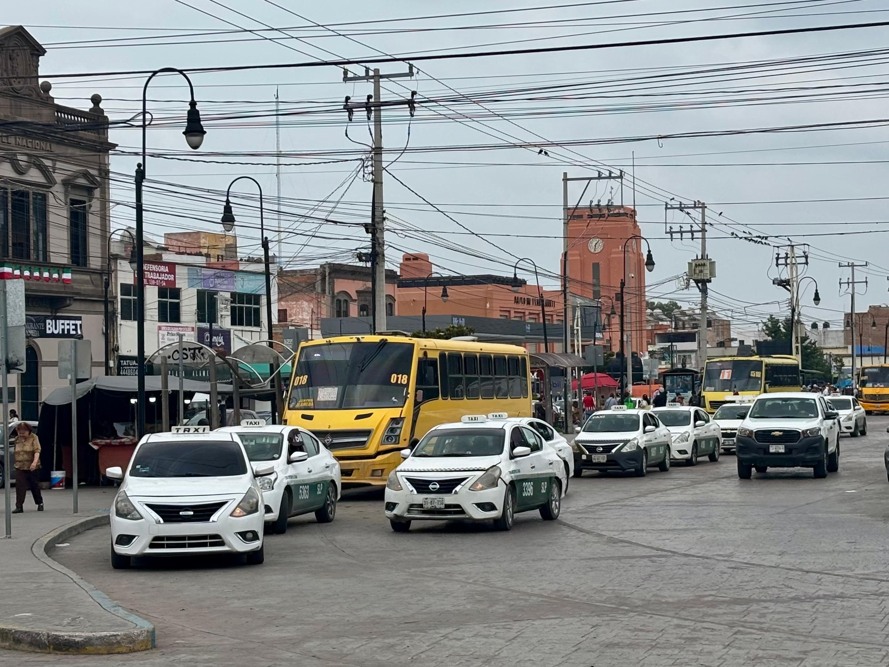 Amenaza de diálogo: la gran estrategia de la SCT contra taxis en doble fila