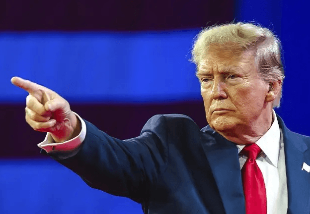 Amenaza Trump con quitar licencia a emisoras que hablen contra de el