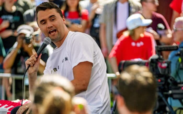 Quita EE.UU. visa a extranjeros que se burlaron de muerte de Charlie Kirk