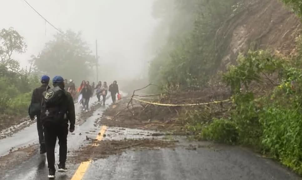Complica ayuda y rescate caminos destrozados en Hidalgo