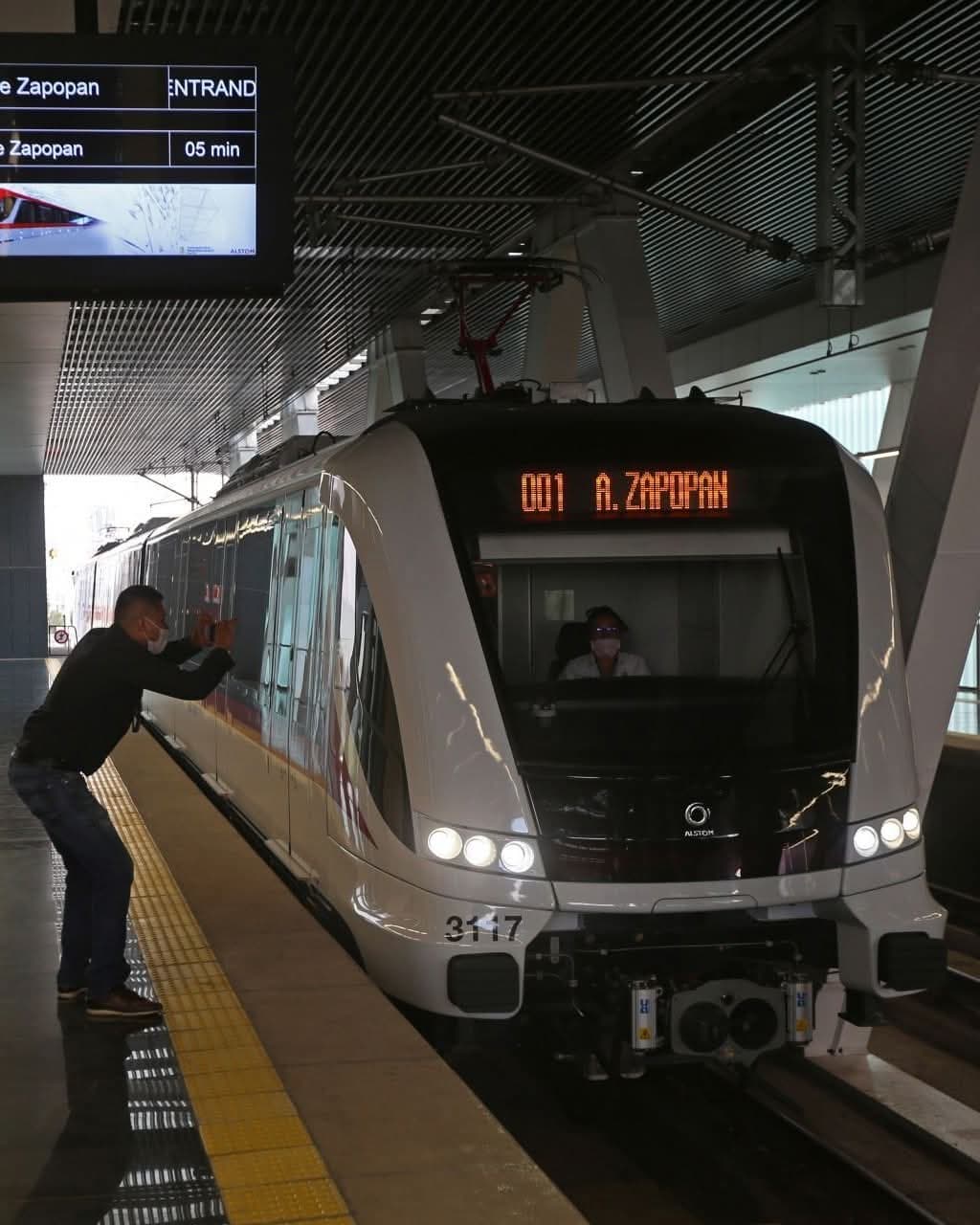 Muere joven al colgarse fuera del tren ligero en Guadalajara