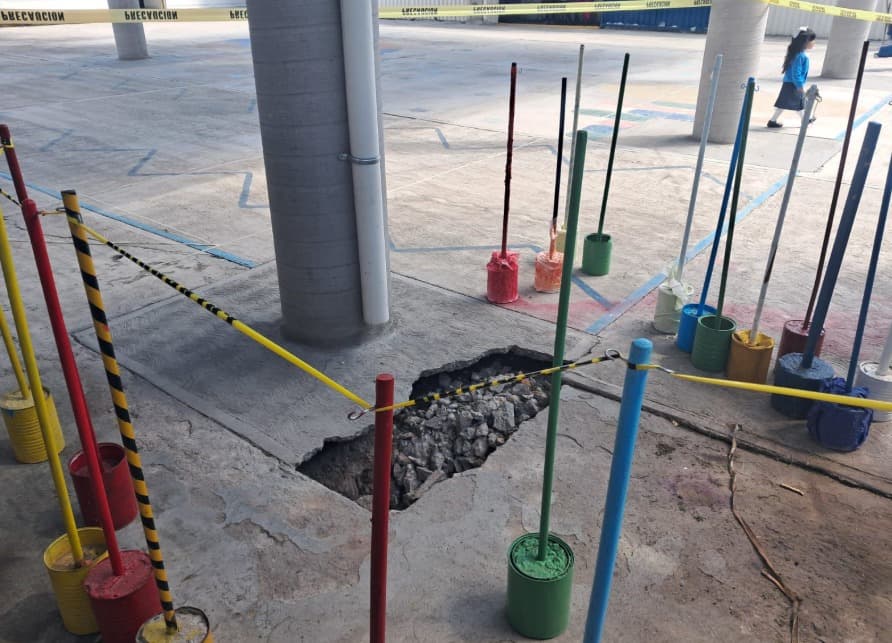 Suspenden clases por aparición de socavón en kínder de Soledad