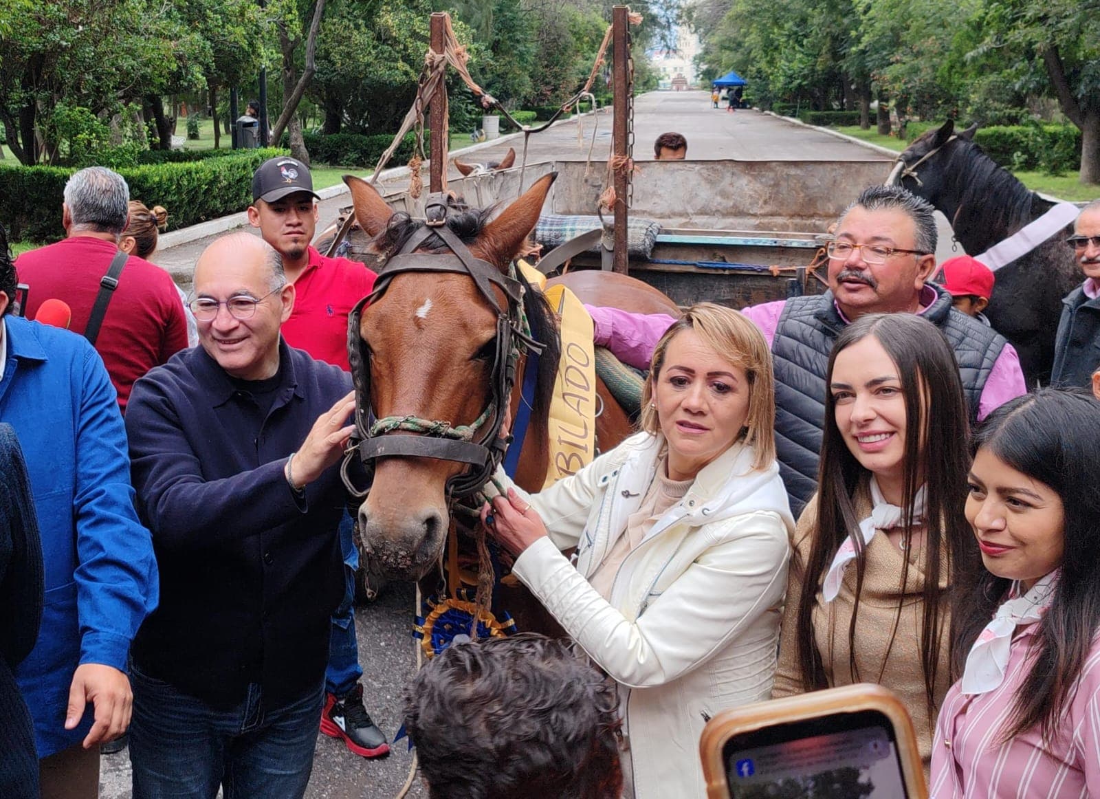 Entrega Galindo vehículos motorizados a recolectores de basura