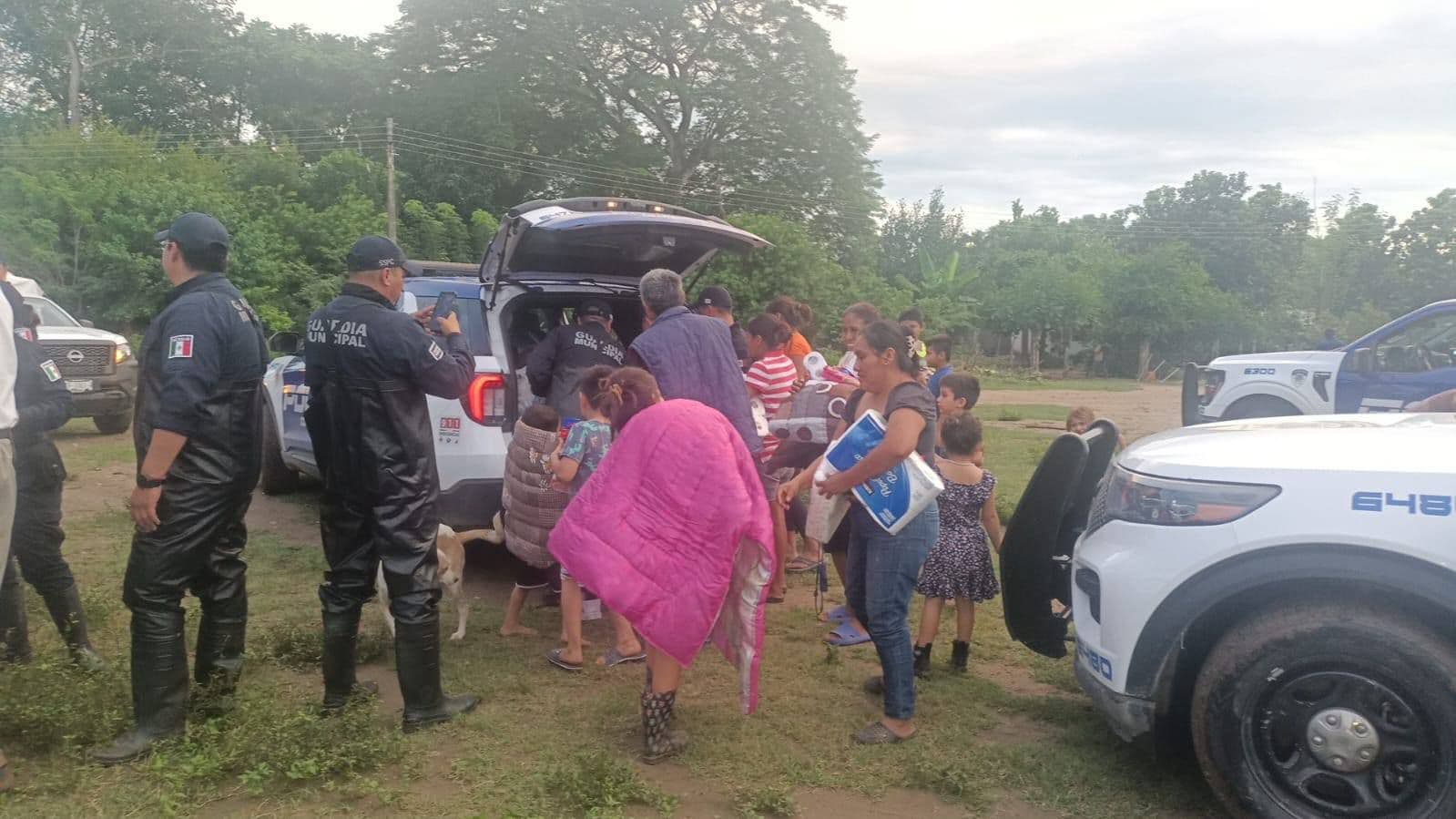Brinda ayuda Guardia Municipal por inundaciones en la Huasteca