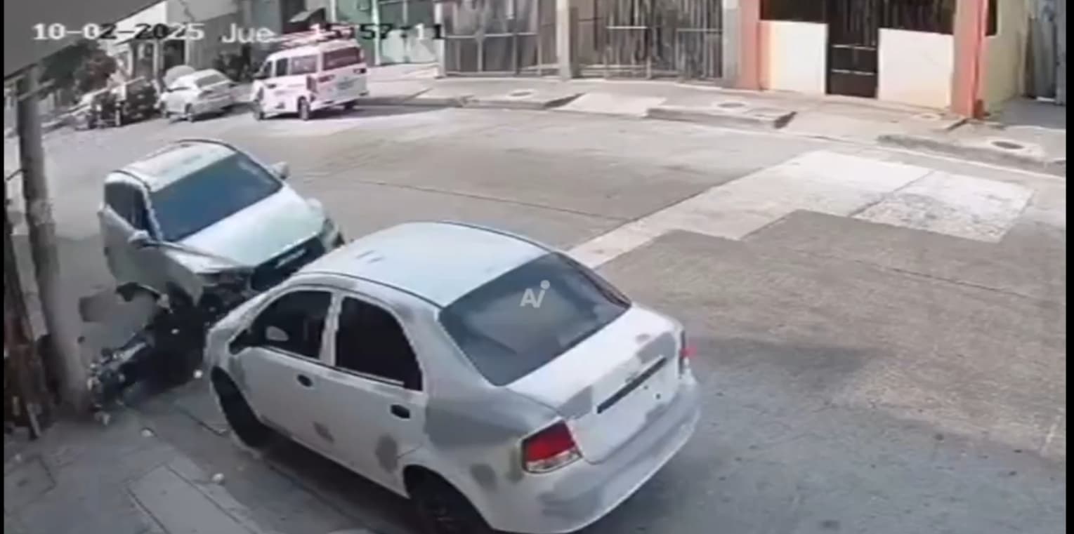 Asaltan a conductor; se venga arrollando a los ladrones