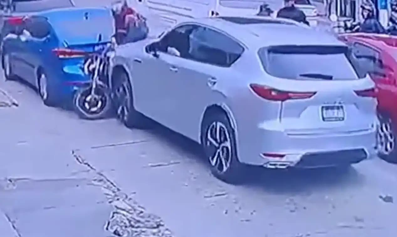 Joven pierde la pierna tras ser embestido repetidamente por una camioneta