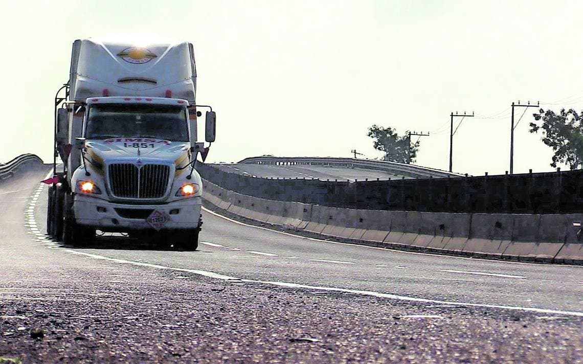 Falta de citas para renovar licencias federales pone en crisis a sector de autotransporte