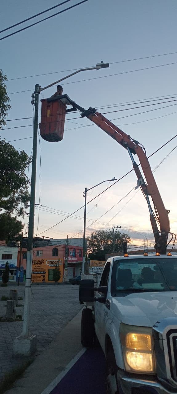 Refuerza Ayuntamiento de la Capital alumbrado en Los Reyitos