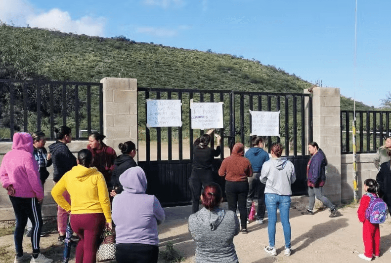 Toman padres de familia instalaciones de Telesecundaria en protesta contra SEGE