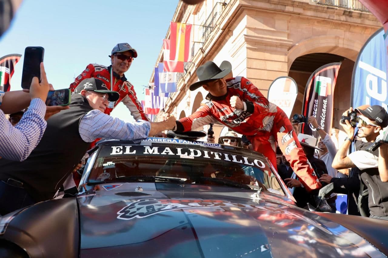 Miles de personas se reúnen en el Centro Histórico por Carrera Panamericana 2025