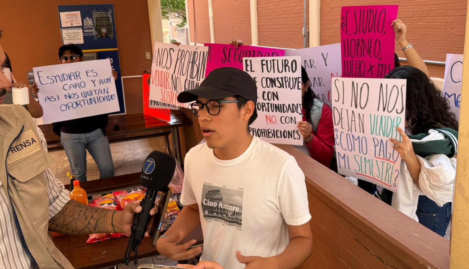 Se manifiestan alumnos de Ciencias Químicas contra la UASLP