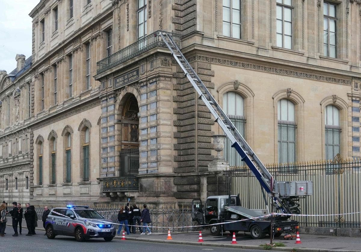 Perpetran robo histórico al Museo de Louvre en París