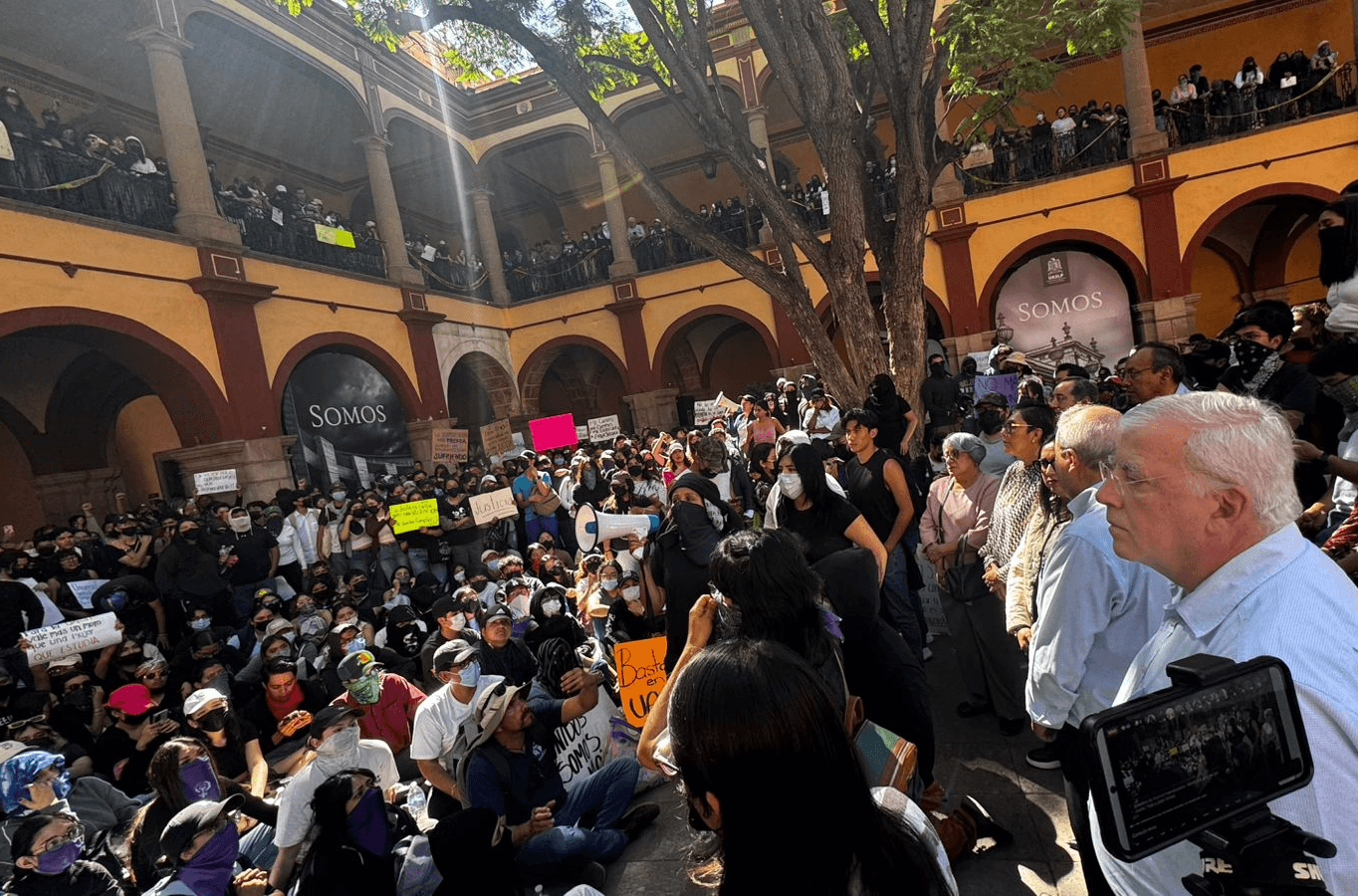 Toman estudiantes indignados el Edificio Central de la UASLP