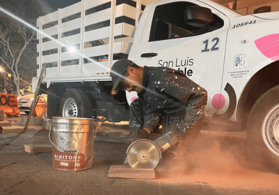 Trabajan cuadrillas municipales en bacheo del Centro Histórico Capitalino