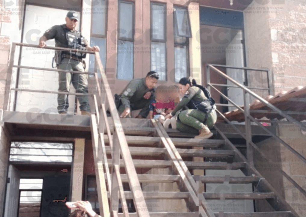Rescatan a dos niños encerrados y con signos de abandono en Villa de Pozos