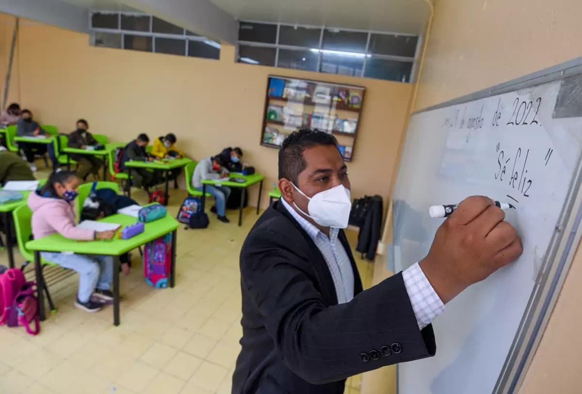 Pide Marco Gama fortalecer la figura del maestro en la educación