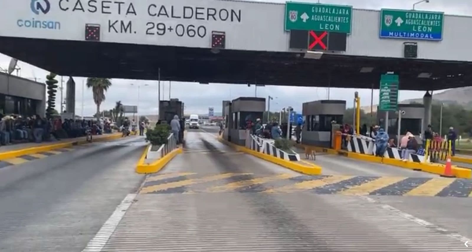 Bloquean campesinos caseta en Villa de Reyes para exigir pago por tierras expropiadas