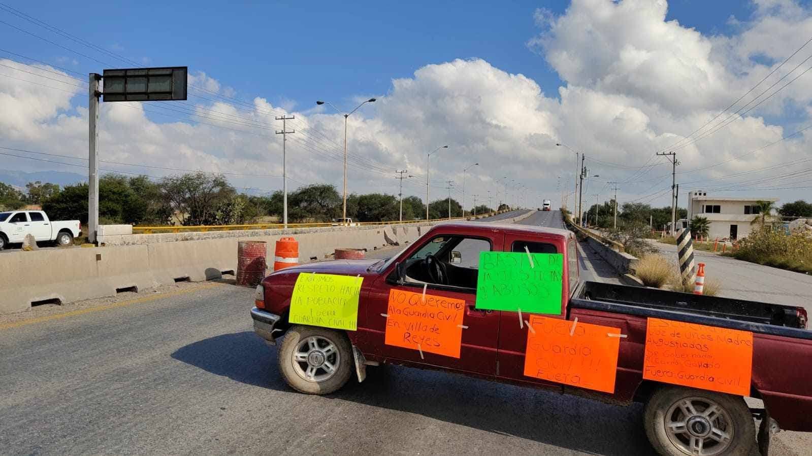 Bloquean carretera 37 en Villa de Reyes; denuncian atropellos de la Guardia Civil Estatal